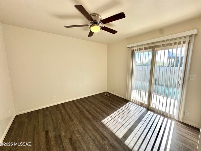 Building Photo - 3323 E Blacklidge Dr