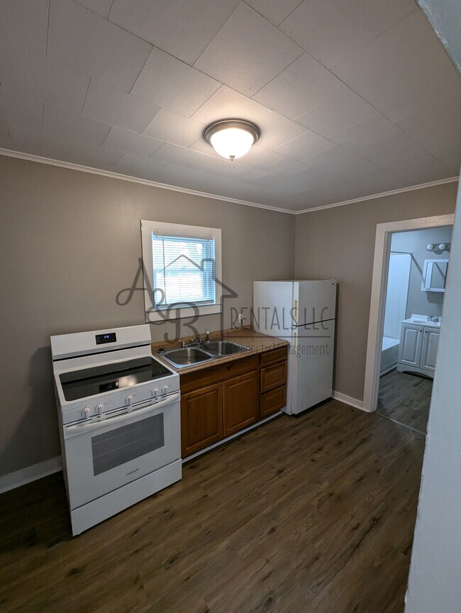 Building Photo - 908 E 8th St