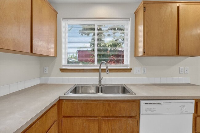 Building Photo - Great 2 story Townhome with Garage!