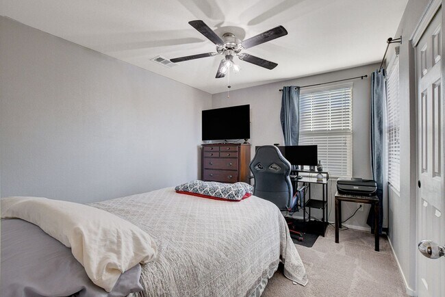 Building Photo - Stunning 3 Bed Home with Loft, Den & Upgraded Kitchen