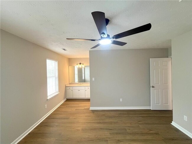 Building Photo - 5843 Summerglen Ln