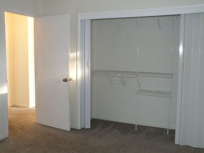 Building Photo - Rescue duplex 2/1 home w garage $2195
