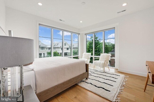 Building Photo - 1452 Buena Vista Ave