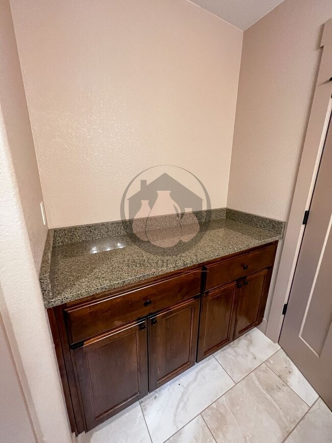 Building Photo - Beautiful South Salem Home - MOVE IN READY!