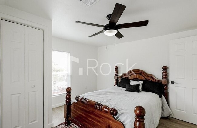 Building Photo - 4 Bedroom Home with 2.5 Bathrooms on a Corner Lot near Plaza District