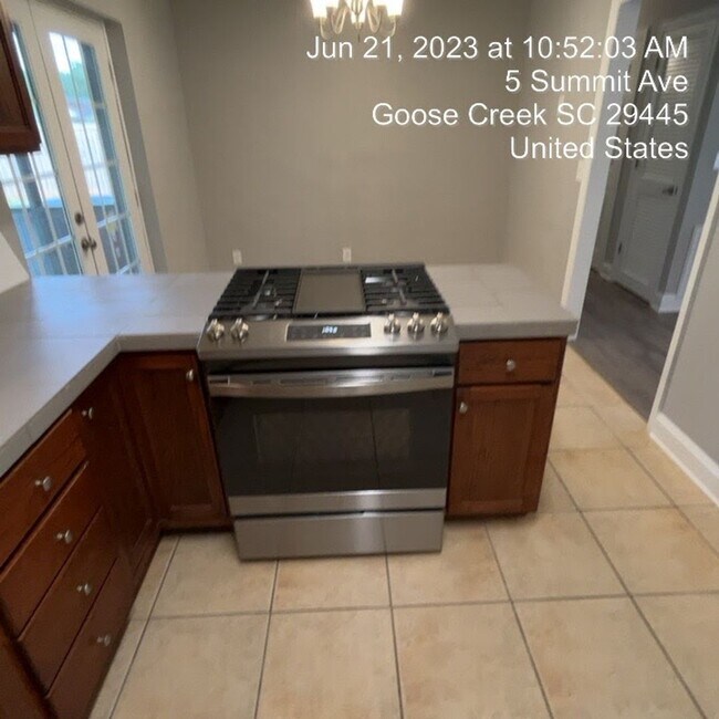 Building Photo - Relaxed Living with Spacious Yard in Goose...