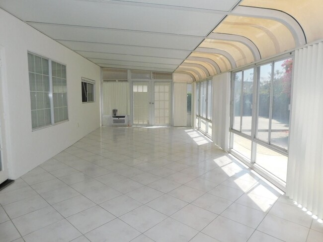 Building Photo - Spacious 4 bedroom 2.5 bath two soty house...