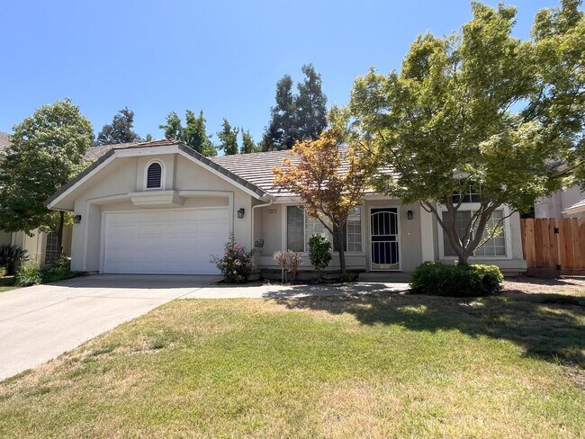 Building Photo - 1247 E Le Parc Dr
