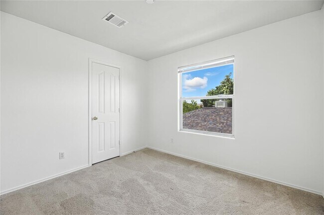 Building Photo - 1901 Avante Dr