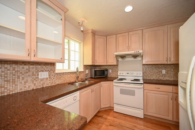 Building Photo - Beautiful Townhome in Amazing Location!