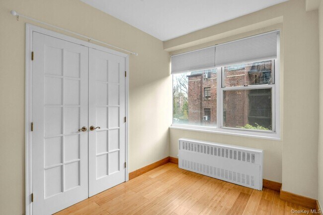 Building Photo - 10 Lake St