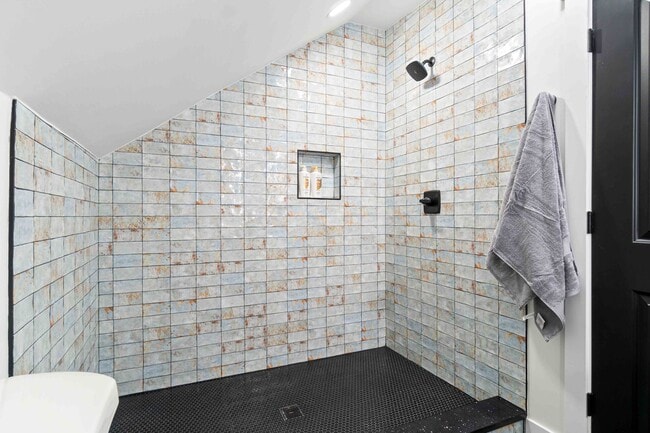 Building Photo - 6 Bed 4 bath Fully Furnished Oakland