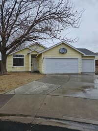 Building Photo - 3 bedroom 2 bath large yard