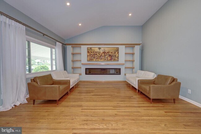 Building Photo - 1717 Country Club Dr