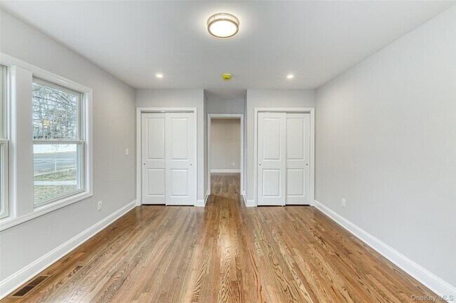 Building Photo - 479 Woodbury Rd