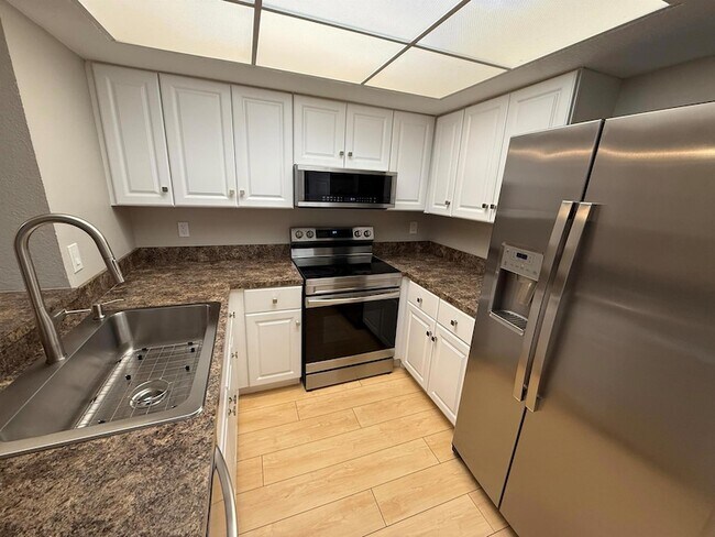 Building Photo - 1508 SE Royal Green Cir