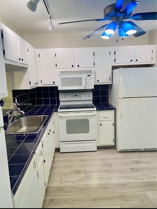 Building Photo - 320 NE 12th Ave