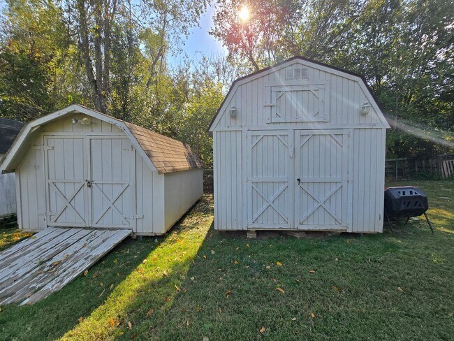 Building Photo - MOVE-IN SPECIAL!! $250 OFF First Month