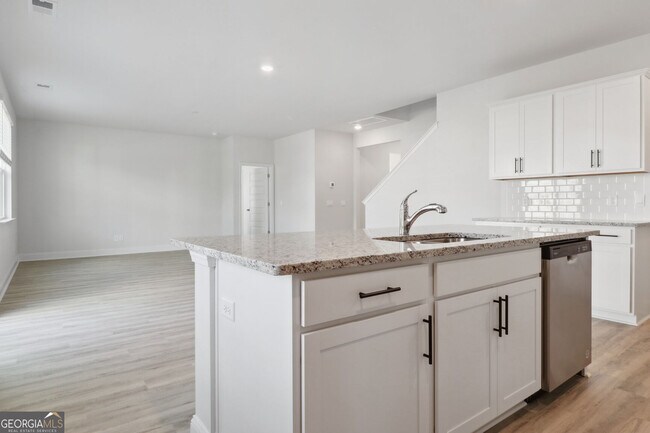Building Photo - 323 Fox Tail Dr