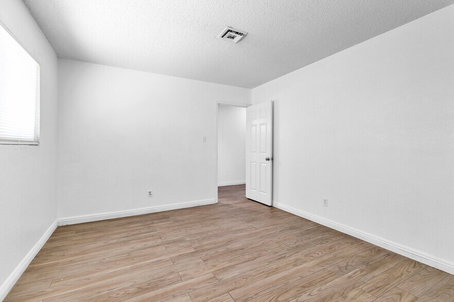 Building Photo - 2508 E Mesquite Ave