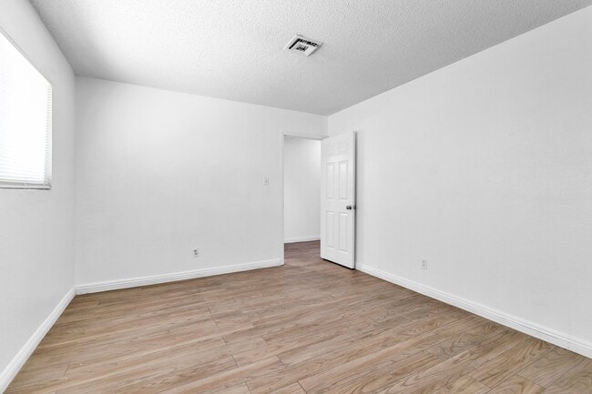 Building Photo - 2508 E Mesquite Ave
