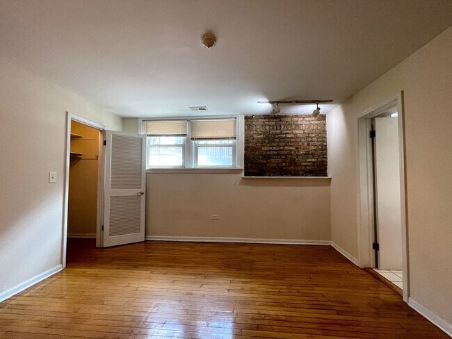 Building Photo - 4114 N Clarendon Ave