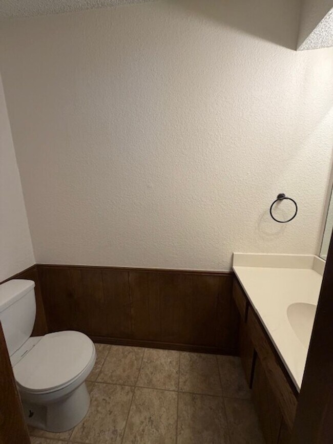 Building Photo - Spacious 2 bed/2.5 Baths - Duplex in the Surrey Hills Addition