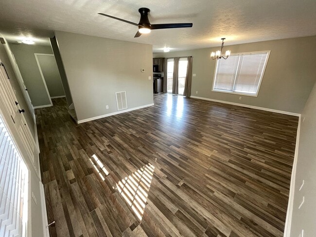 Building Photo - 4 Bedroom Home w/ 2 Car Garage