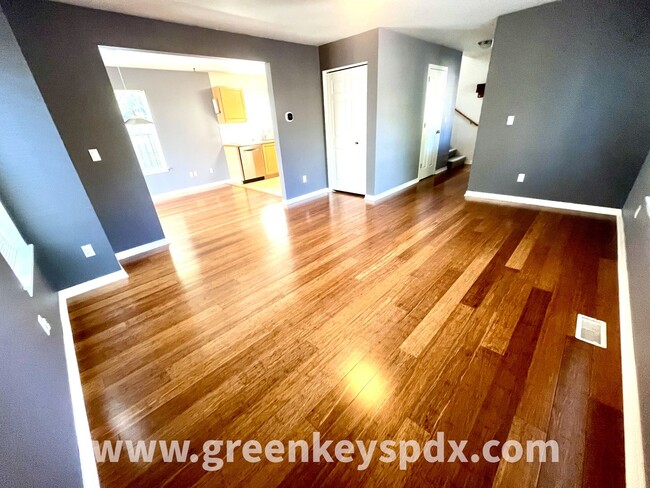 Building Photo - 3 Bedroom, 2.5 Bathroom Townhouse in N Por...