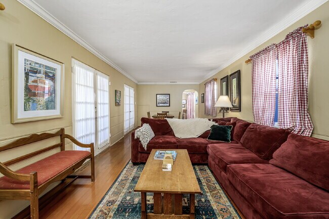 Building Photo - "Charming 4-Bedroom Classic Cottage & Cozy Fireplace in heart of Balboa