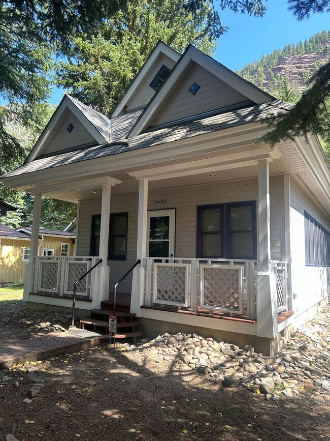 Building Photo - Furnished One Bedroom One Bath Home in Red...