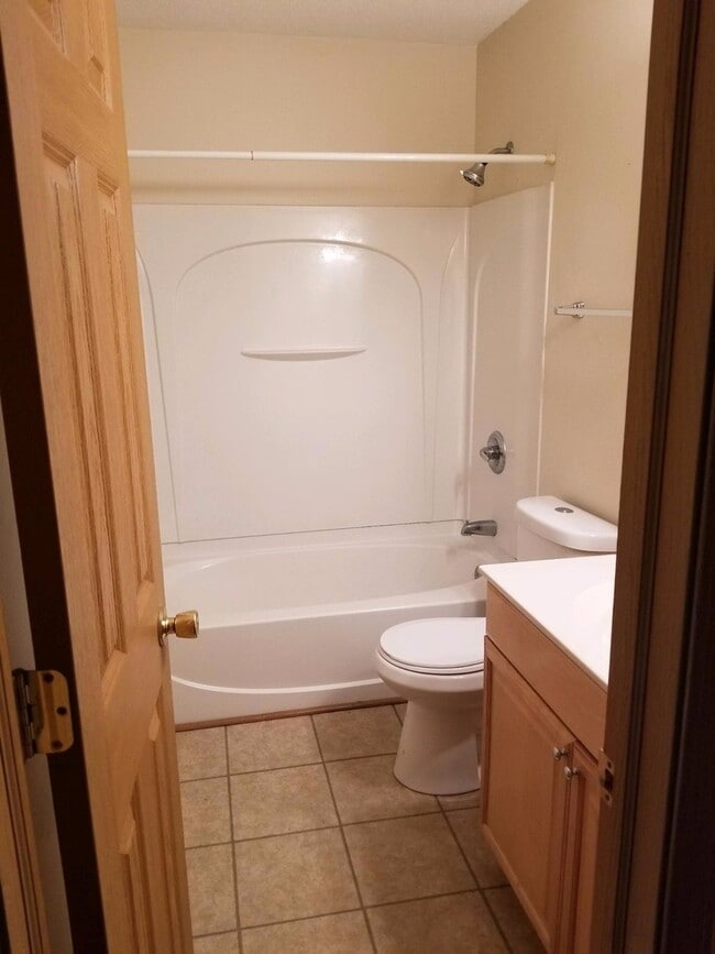 Building Photo - 2 Bedroom, 1.5 Bath Townhouse in Clinton, IA