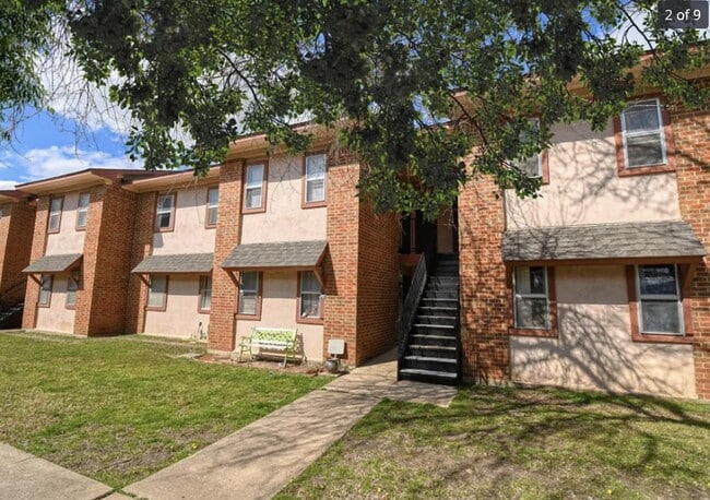 Primary Photo - 1100 Austin St