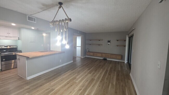Building Photo - 2 Bedroom 2 Bath Condo just 10 Minutes from Downtown St Augustine and Beaches