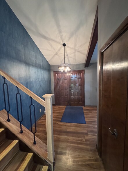 Building Photo - 9611 Acorn Dr