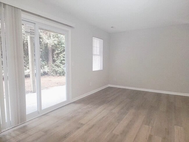 Building Photo - HAWTHORNE PARK GROUND LEVEL CONDO