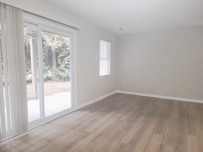 Building Photo - LOCATION, LOCATION, LOCATION! ONLY MINUTES TO WRIGHTSVILLE BEACH, CENTRAL TO ALL ILM HAS TO OFFER!!!