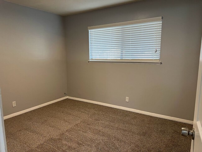 Building Photo - Visalia home for rent!