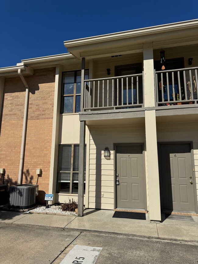 Primary Photo - 1 Bedroom Condo with Access to Community p...