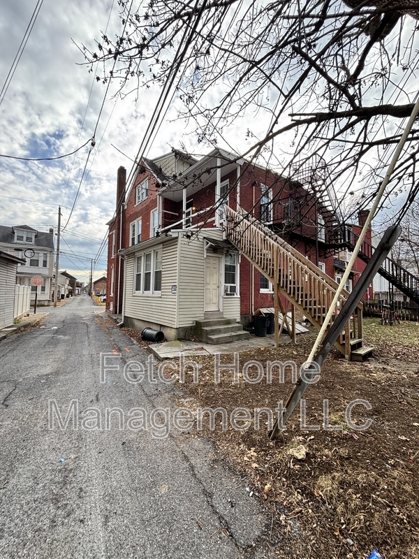 Building Photo - 825 Church St