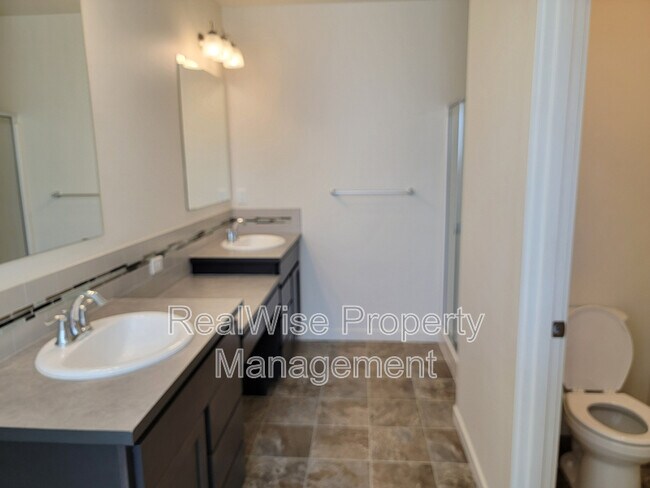 Building Photo - 2482 NW Glen Oak Ave