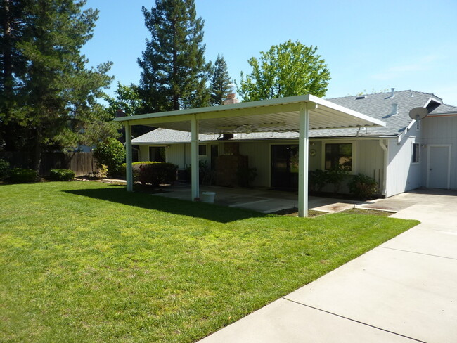 Building Photo - Separate Family Room and Living Room, Fire...