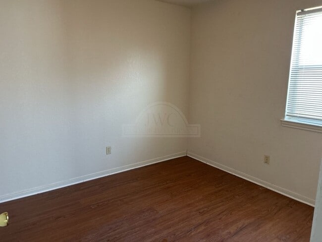 Building Photo - 206 Sorrell Dr