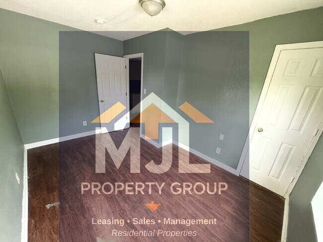 Building Photo - Spacious 3 Bedroom / 1 Bath Apartment in Sugar Creek *Ready Now*