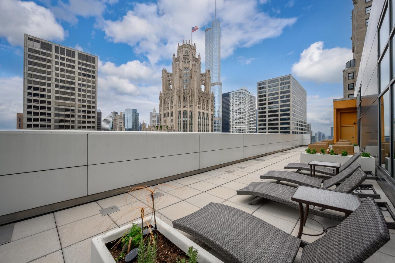 Sundeck - 160 E Illinois St