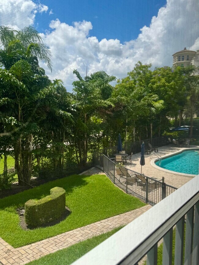 Building Photo - 200 E Royal Palm Rd