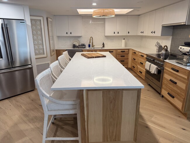 Building Photo - VACATION RENTAL - SNOW BIRDS - Monthy rent...