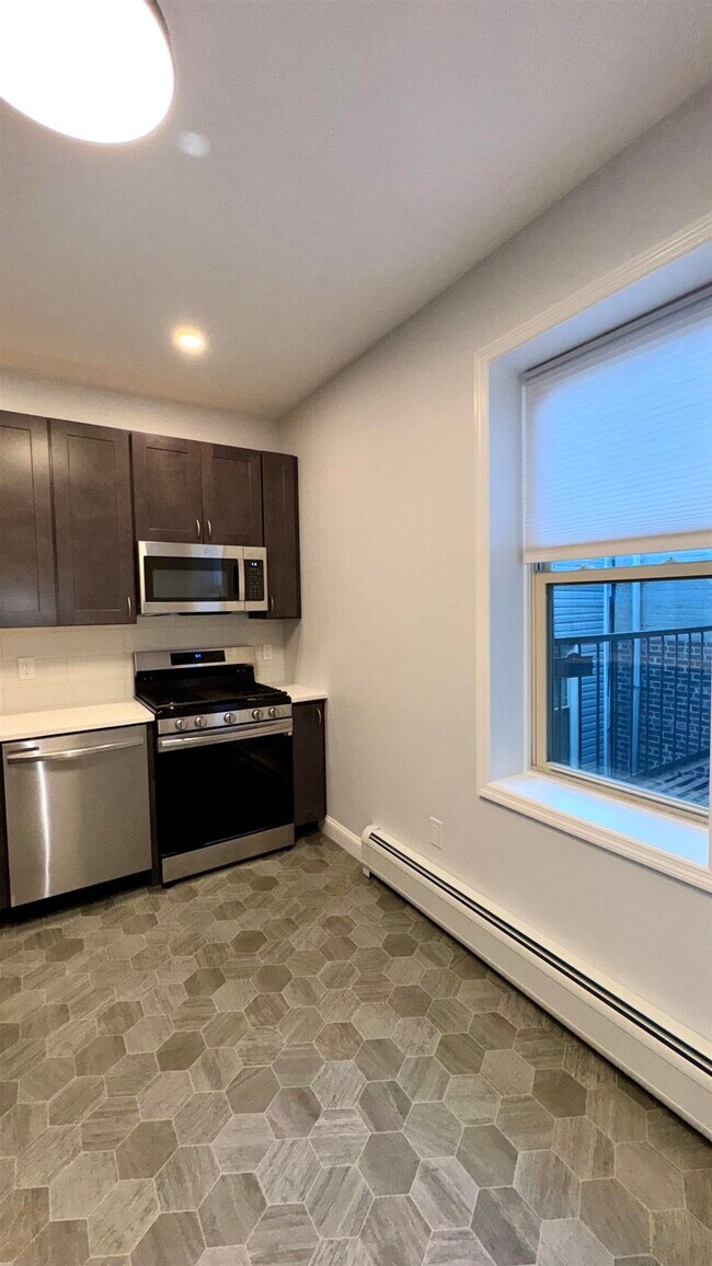 Building Photo - 76 Beacon Ave