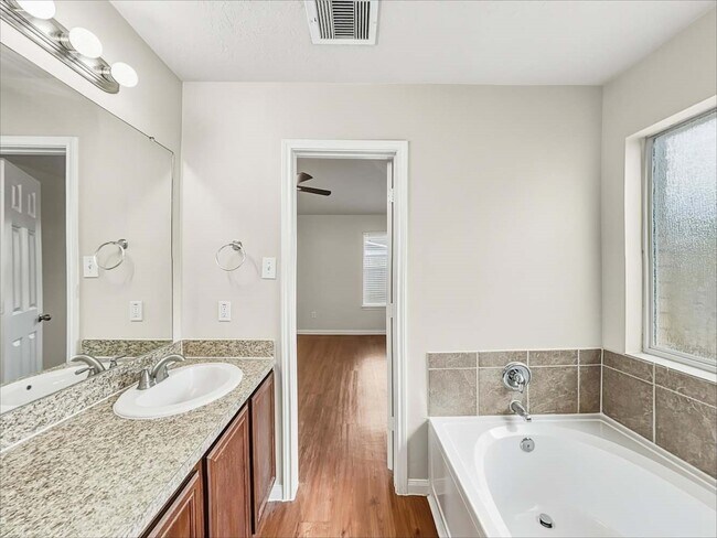 Building Photo - 4026 Hawthorn Arbor Ct