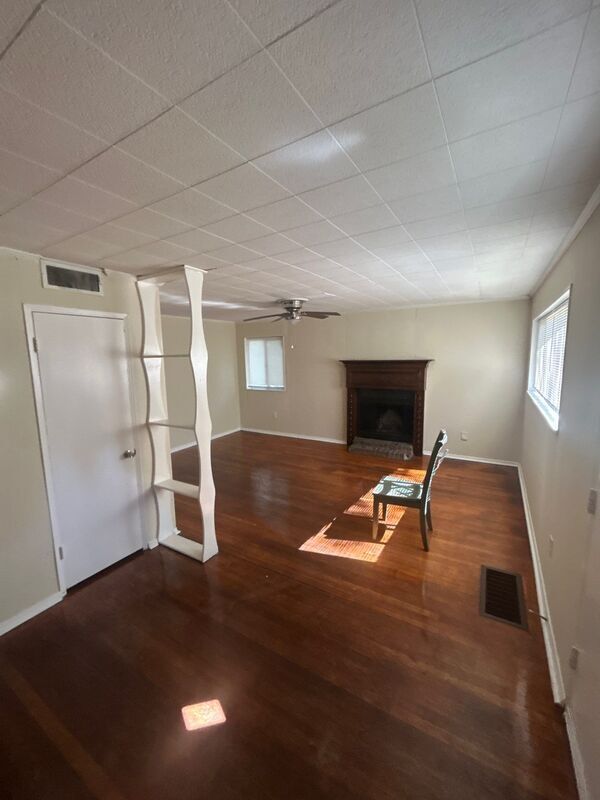 Building Photo - 1618 Kentwood Dr